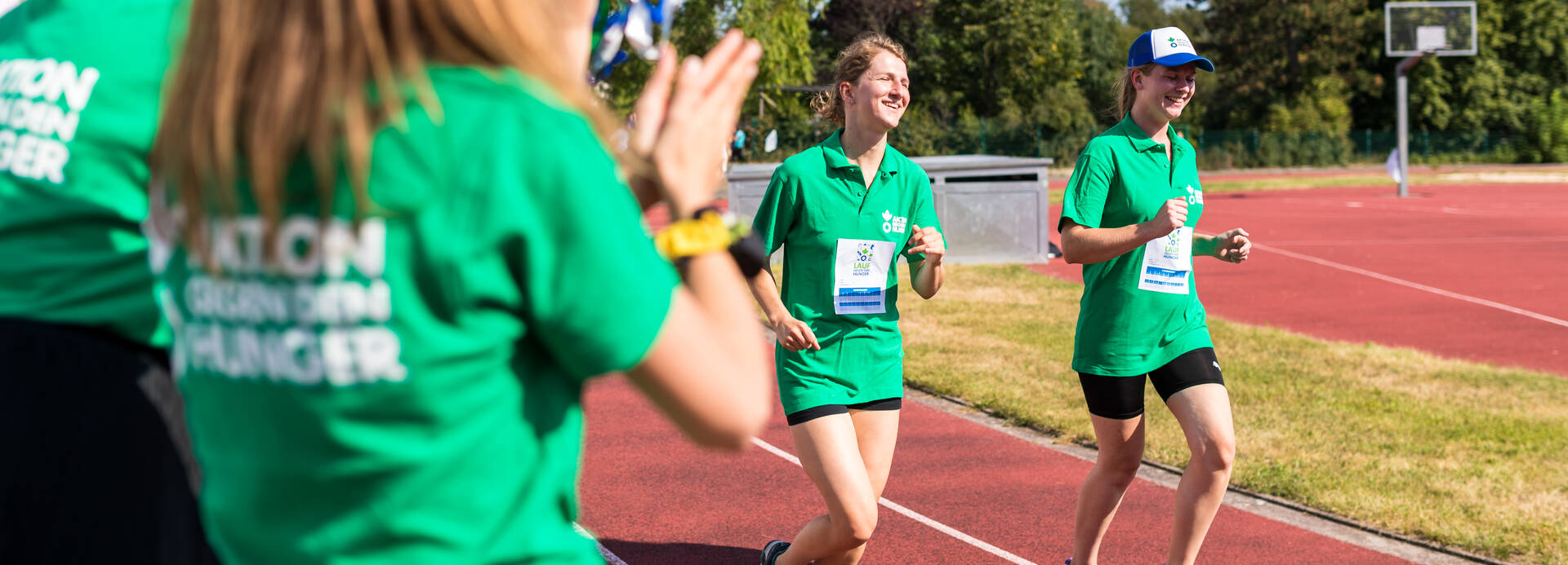 Schülerinnen und Schüler waren bei Schulen gegen den Hunger auch 2021 sportlich unterwegs, hier beim Laufen auf der Tartanbahn.