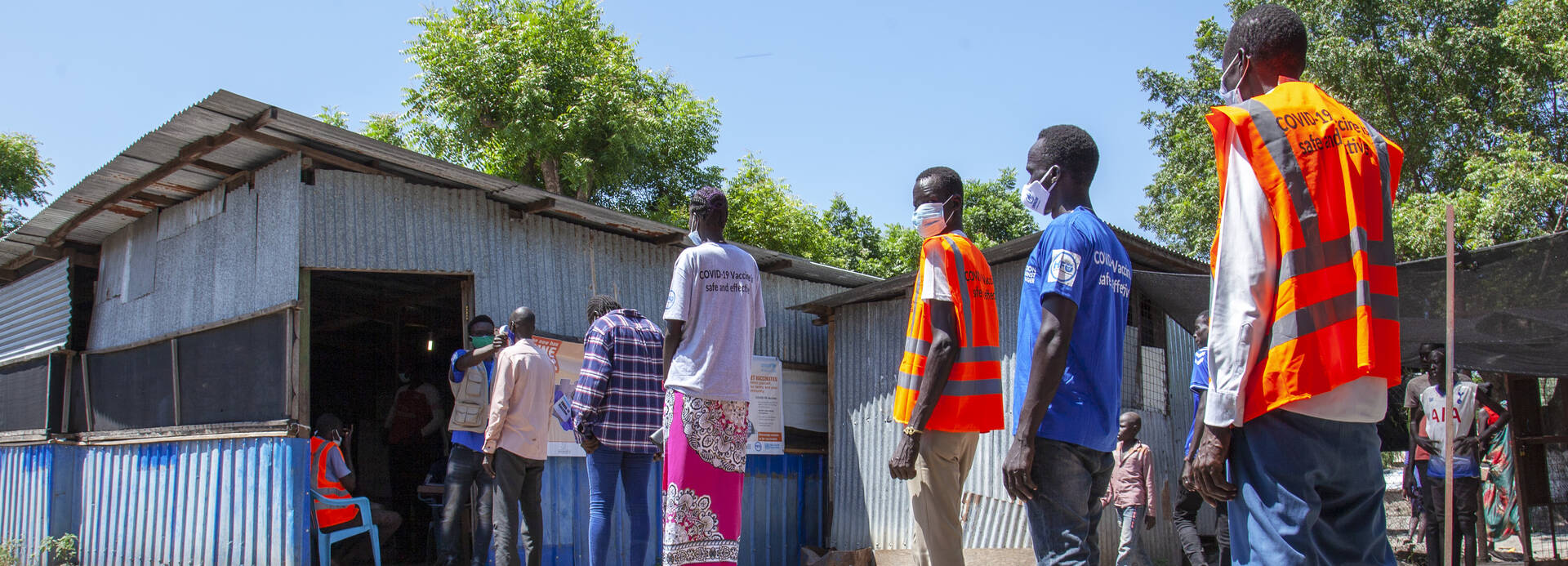 Vor einem Impfzentrum im Südsudan hat sich eine lange Schlange an Impfwilligen gebildet.