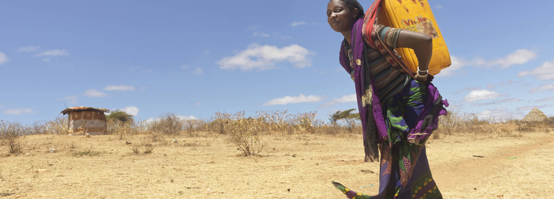 Eine Frau aus Äthiopien muss kilometerweit zur Wasserstelle laufen, um ihre Familie zu versorgen.