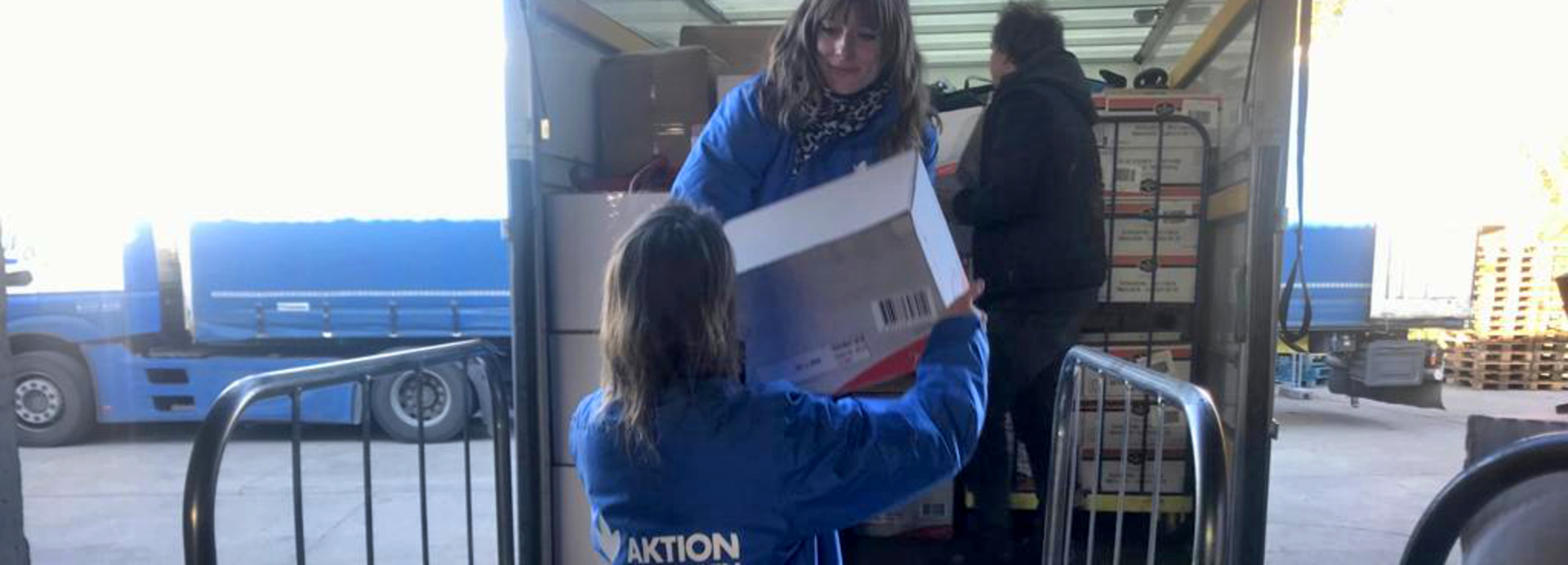 Mitarbeiterinnen von Aktion gegen den Hunger beladen Transporter Mitarbeiterinnen von Aktion gegen den Hunger beladen Transporter
