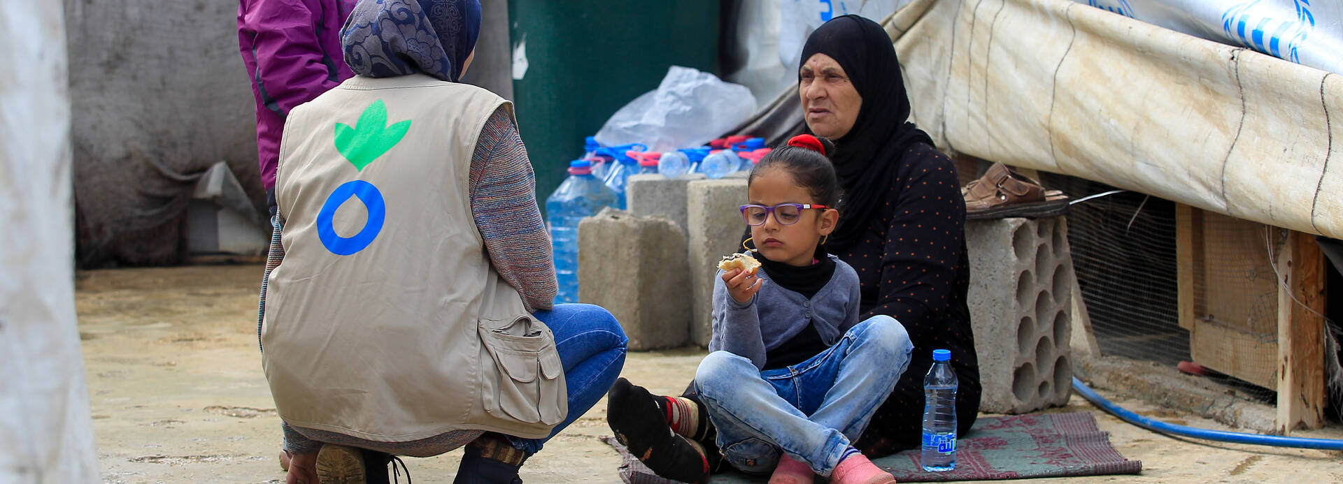 Aktion gegen den Hunger hilft syrischen Geflüchteten Mitarbeiterin von Aktion gegen den Hunger hilft syrischer Familie
