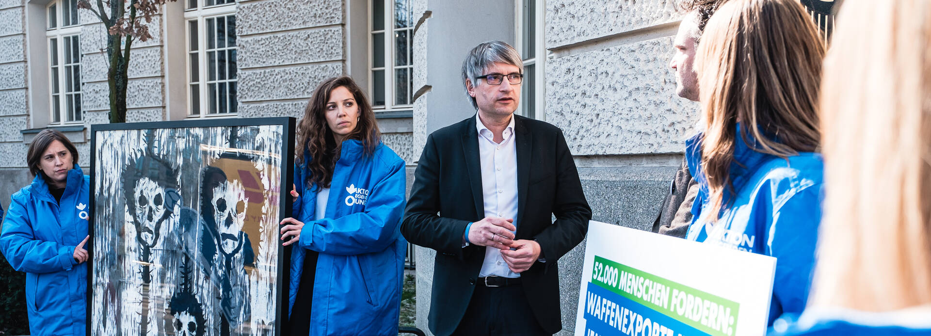 Übergabe Petition Waffenexporte stoppen, Hunger beenden; Jemen Aktion gegen den Hunger übergibt Unterschriften der Petiton "Waffenexporte stoppen, Hunger beenden" an Sven Giegold; Ministerium Wirtschaft und Klimaschutz