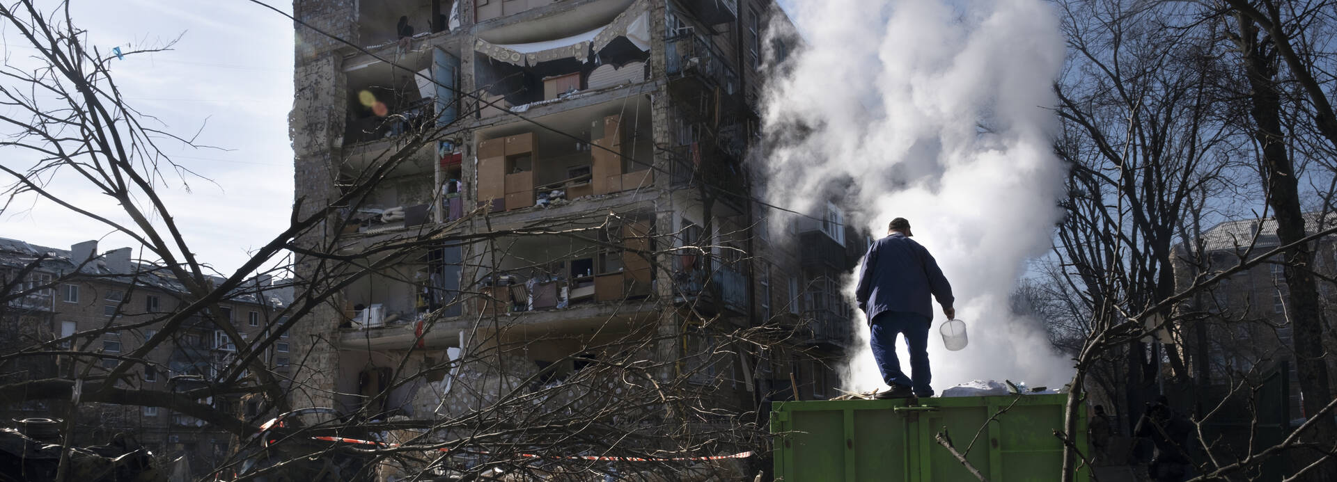 Mariupol in Trümmern: Ein Einwohner steht vor einem zerstörten Wohnhaus. Mariupol in Trümmern: Ein Einwohner blickt auf ein zerstörtes Wohnhaus.