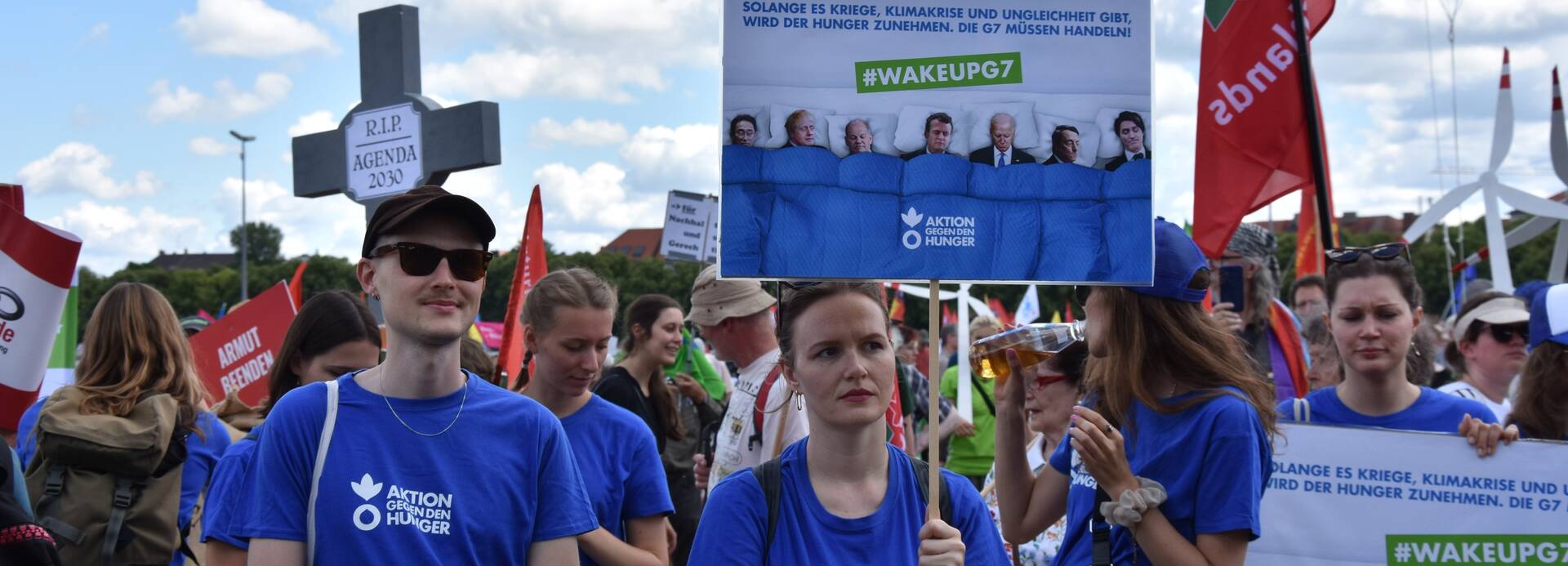 Mitarbeiter*innen von Aktion gegen den Hunger waren Teil der G7-Demo 2022 – doch das Ergebnis der Konferenz ist ernüchternd. Mitarbeiter*innen von Aktion gegen den Hunger bei der G7-Demo in München am 25. Juni 2022