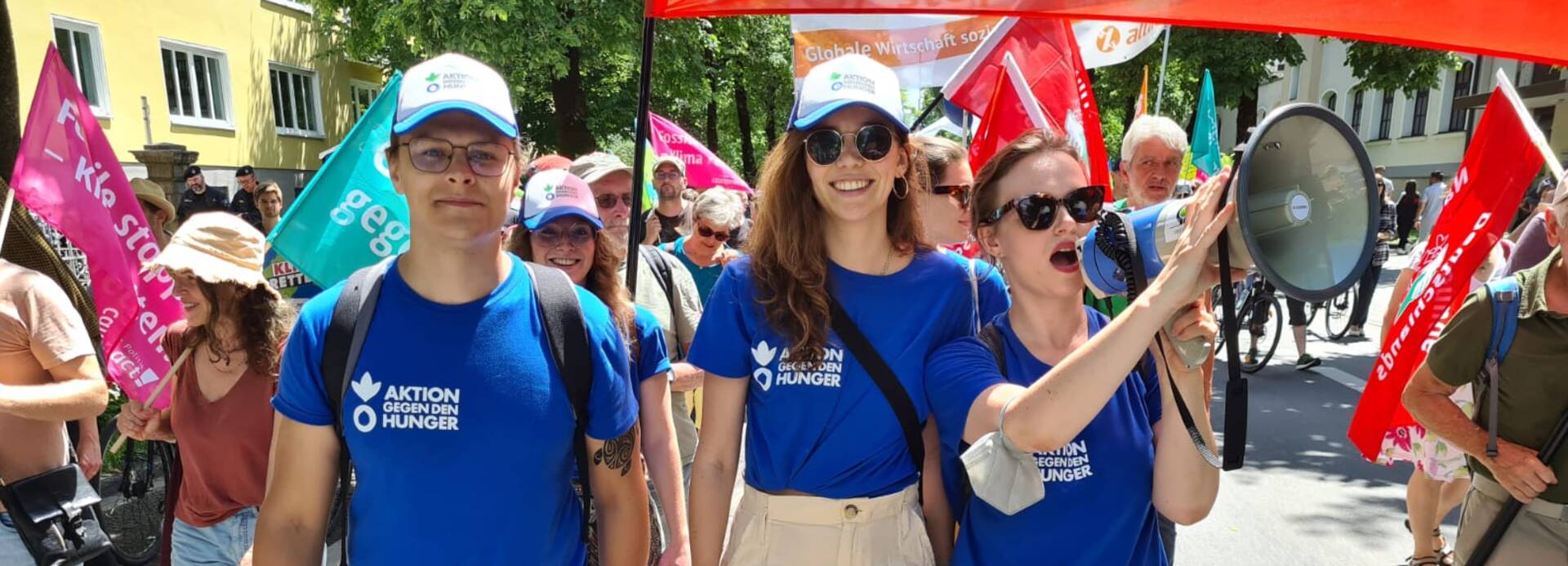 Mitarbeitende von Aktion gegen den Hunger in Aktion bei einer Demo Mitarbeitende von Aktion gegen den Hunger in Aktion bei einer Demo