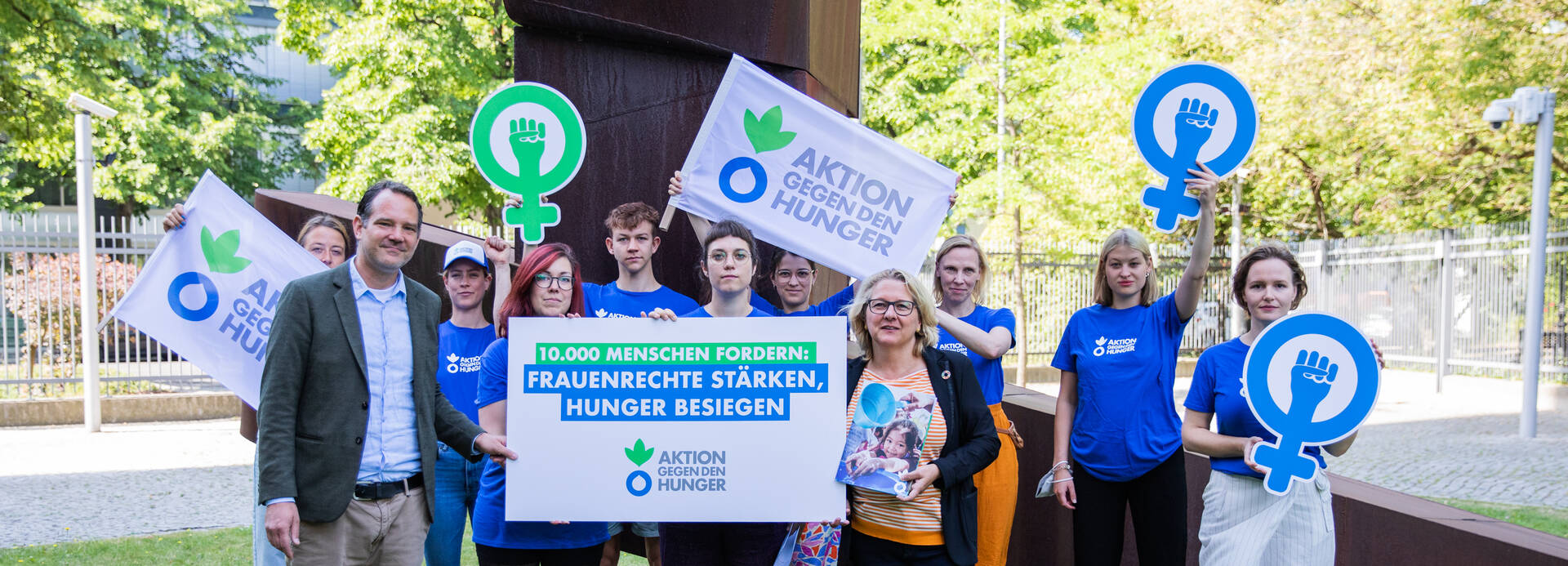 Svenja Schulze, Bundesministerin für wirtschaftliche Zusammenarbeit und Entwicklung, mit Aktion gegen den Hunger bei der Übergabe der Petition "Frauenrechte stärken, Hunger besiegen!"