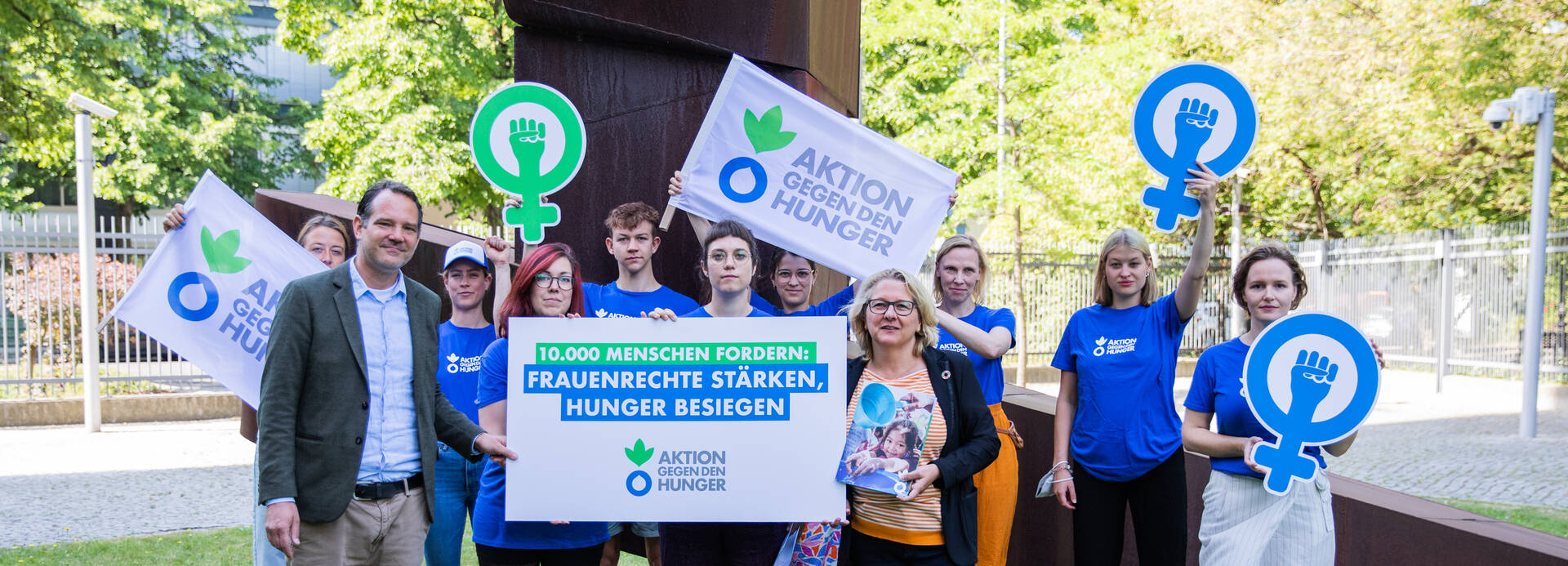 Svenja Schulze, Bundesministerin für wirtschaftliche Zusammenarbeit und Entwicklung, mit Aktion gegen den Hunger bei der Übergabe der Petition "Frauenrechte stärken, Hunger besiegen!" Svenja Schulze, Bundesministerin für wirtschaftliche Zusammenarbeit und Entwicklung, mit Aktion gegen den Hunger bei der Übergabe der Petition "Frauenrechte stärken, Hunger besiegen!"