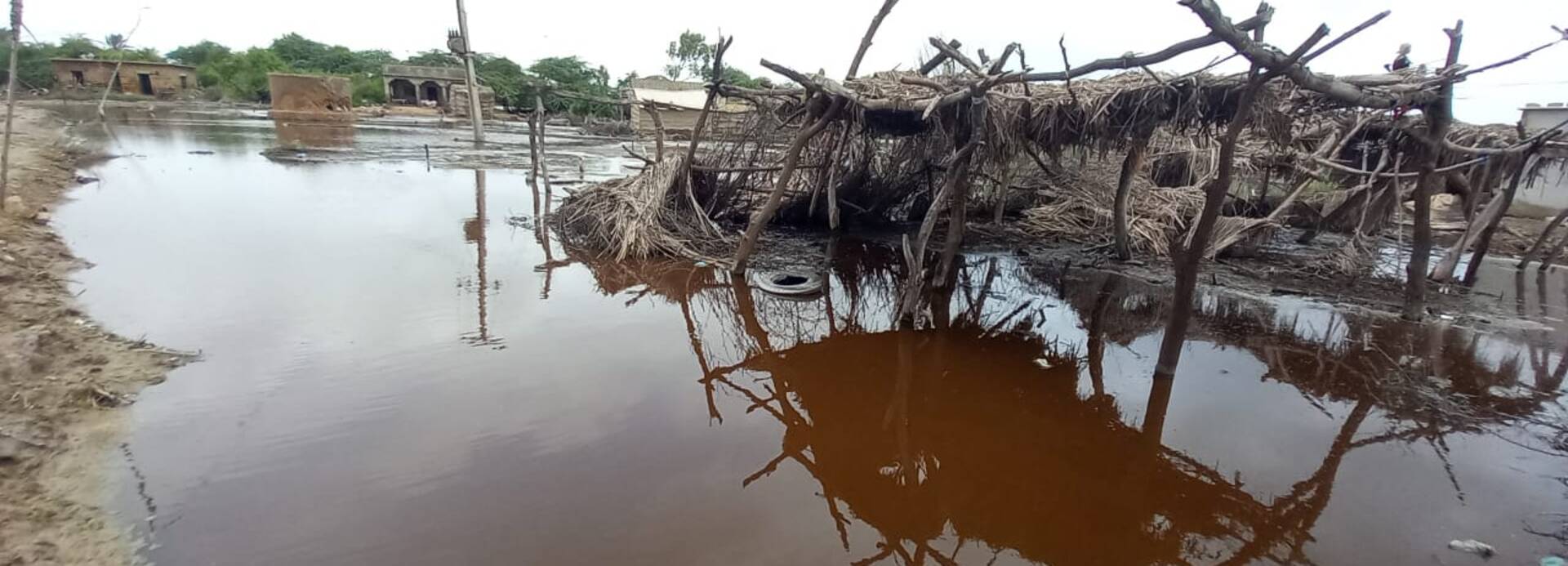 Ein überschwemmtes Dorf in der Region Sindh in Pakistan