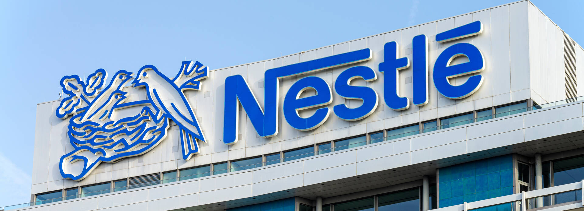 Das Nestlé-Logo auf dem Dach der Zentrale Das Nestlé-Logo auf dem Dach der Zentrale