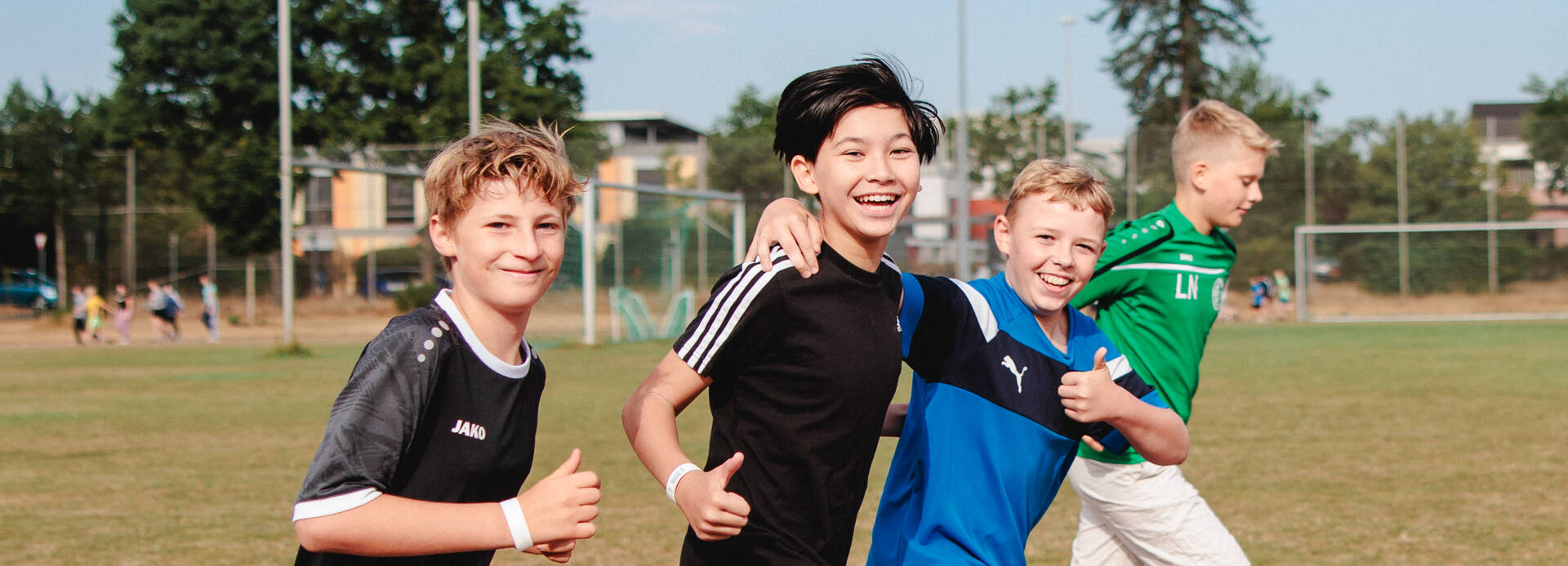 Schüler*innen jubeln Schüler*innen jubeln