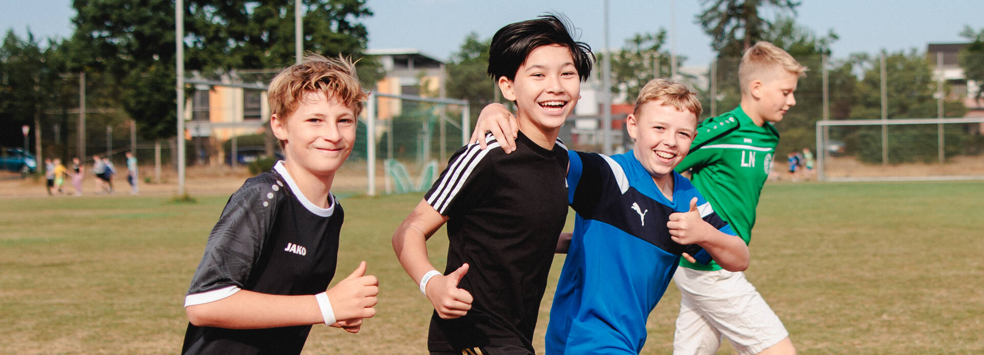 Schüler*innen laufen