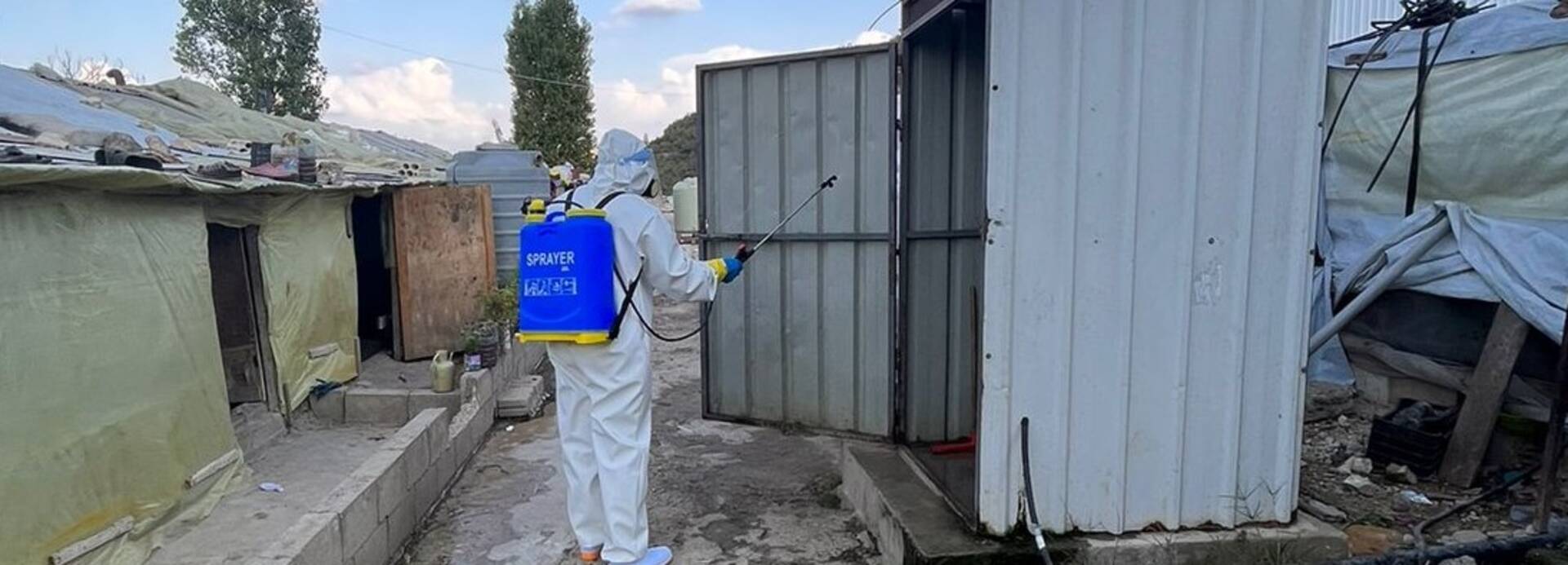 Toilettendesinfektion in einem Geflüchtetenlager im Libanon Ein*e Mitarbeiter*in desinfiziert eine Toilette in einem Geflüchtetenlager im Libanon.