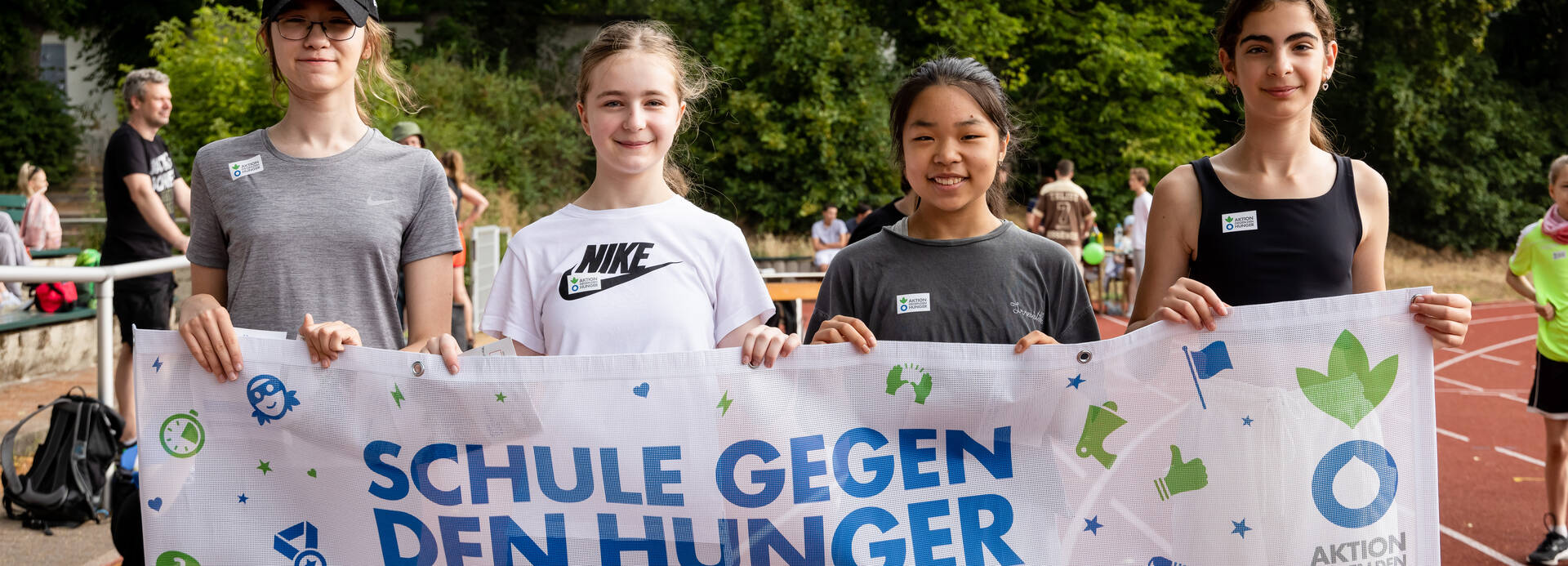 Schüler*innen halten Banner. Schüler*innen halten Banner.