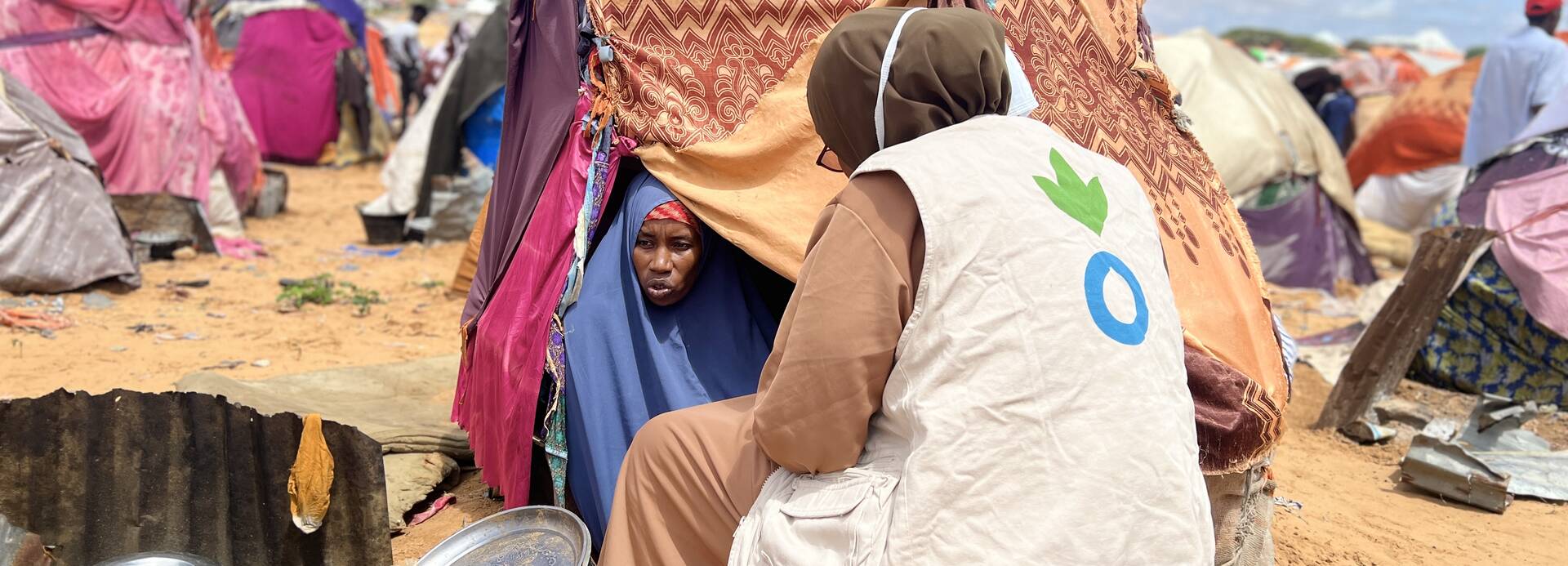 Eine Mitarbeiterin von Aktion gegen den Hunger spricht mit einer Frau aus Somalia, die aufgrund der Dürre im Land flüchten musste.