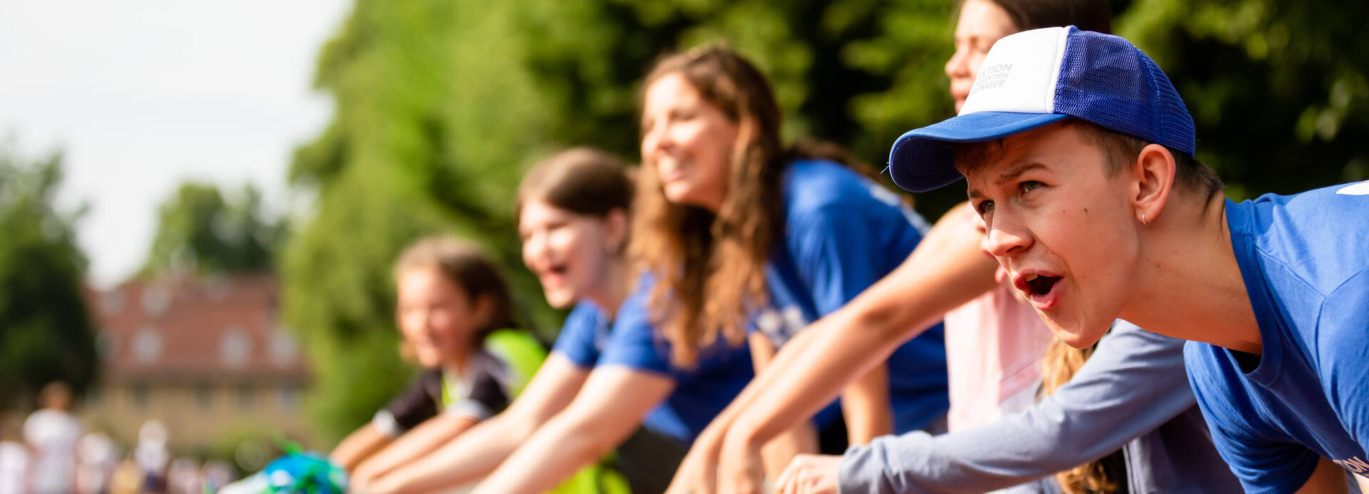 Das Team feuert beim Spendenlauf an