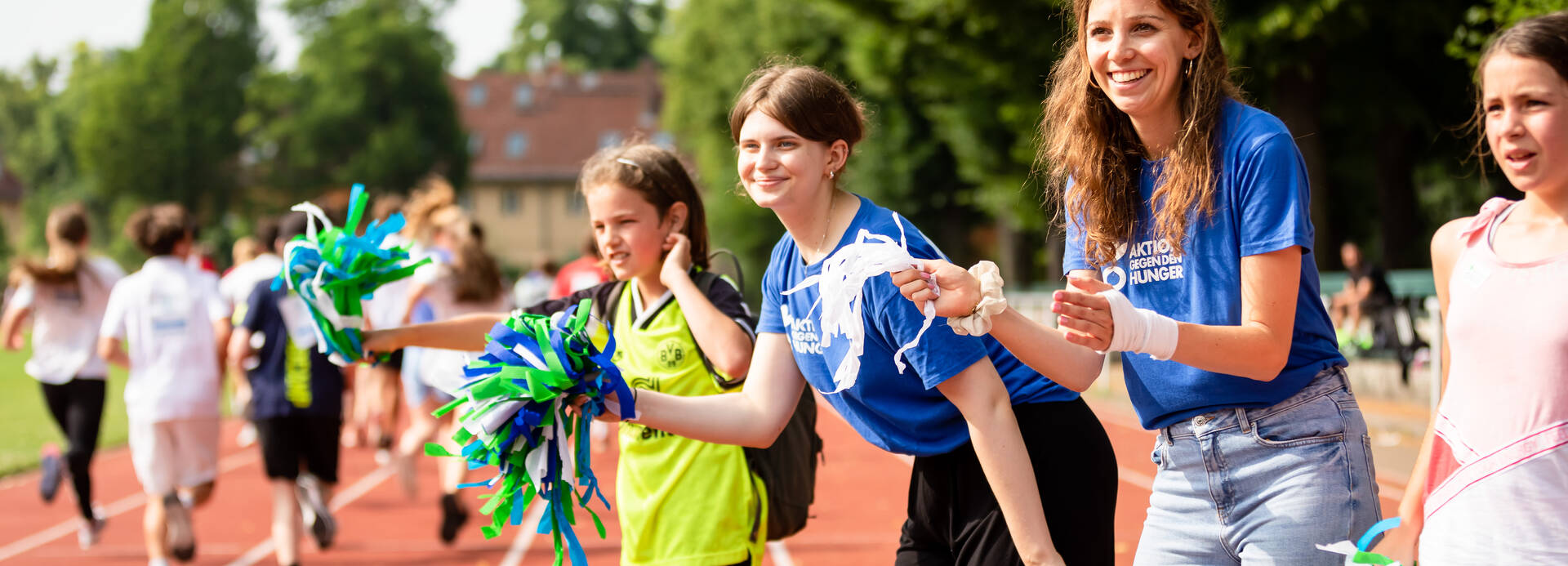 anfeuernde Menschen beim Spendenlauf anfeuernde Menschen beim Spendenlauf