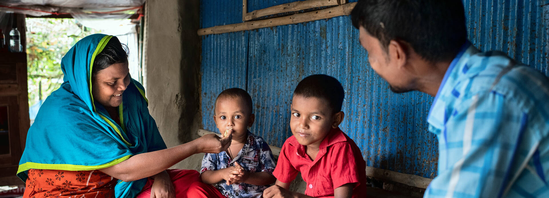 Shilpi Khatun mit ihrer Familie beim Essen in ihrem Zuhause in Bangladesch.