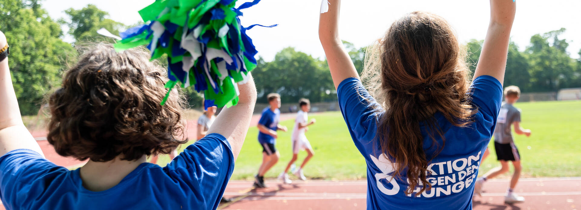 Mitarbeitende feuern beim Spendenlauf an Mitarbeitende feuern beim Spendenlauf an