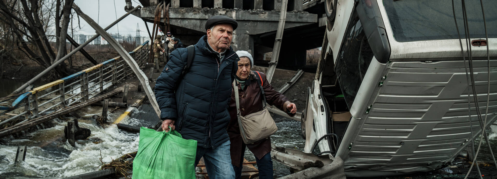 Ein älteres Ehepaar flüchtet durch die Trümmer in Irpin in der Ukraine. Ein älteres Ehepaar flüchtet durch die Trümmer in Irpin in der Ukraine.