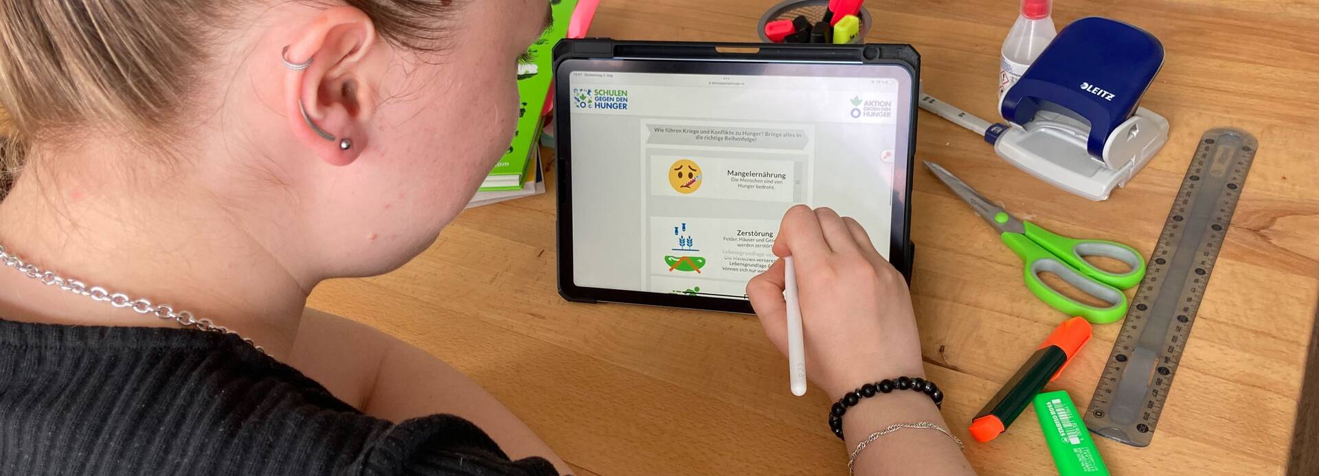 Schülerin lernt am Tablet. Schülerin lernt am Tablet