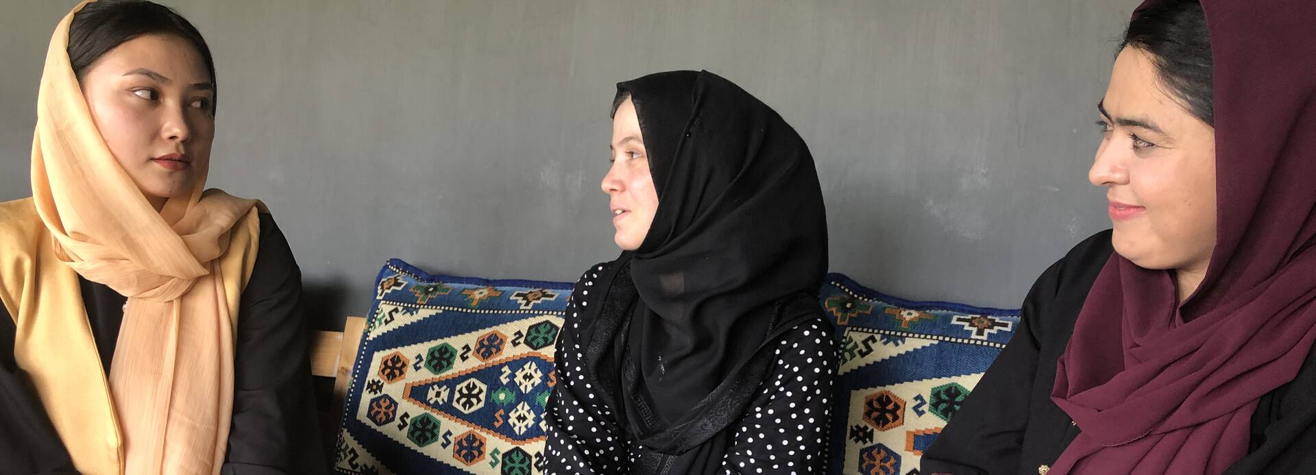 Mina, Reyhan und Shamma von der Hotline für mentalen Support und psychosoziale Hilfe in Afghanistan. Mina, Reyhan und Shamma von der Hotline für mentalen Support und psychosoziale Hilfe in Afghanistan.