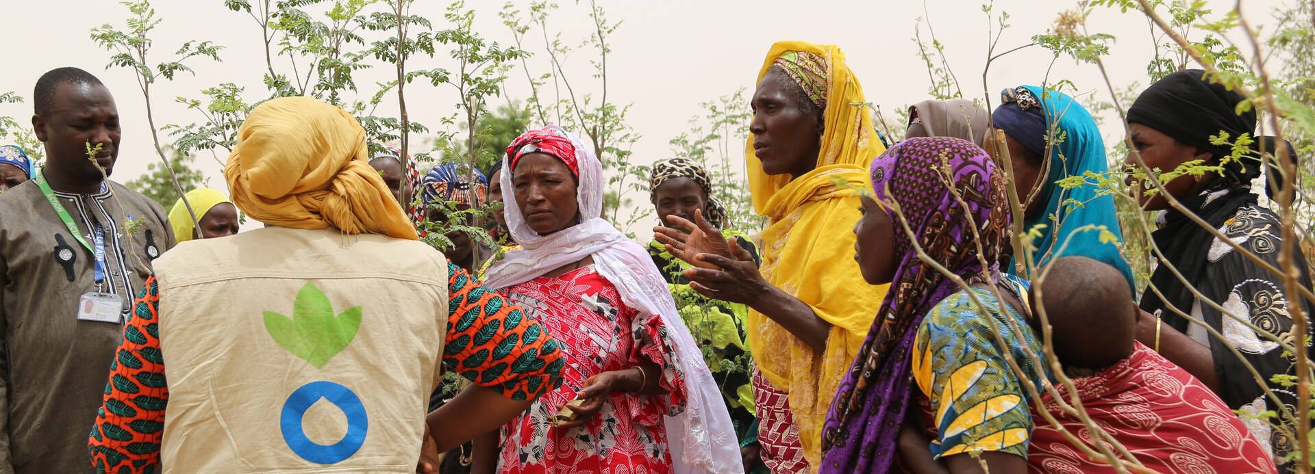 Frauen aus dem Niger sprechen mit zwei Mitarbeitenden von Aktion gegen den Hunger.