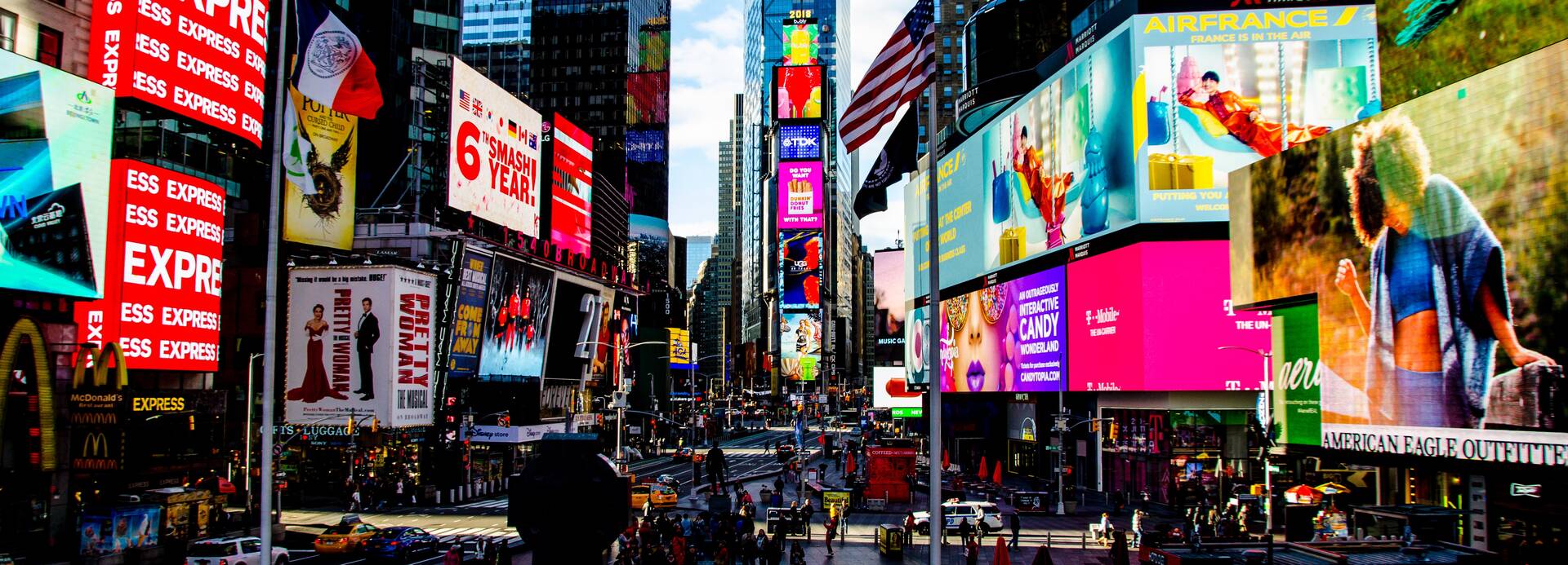 Auf dem Times Square in New York leuchten Werbeanzeigen in schillernden Farben.