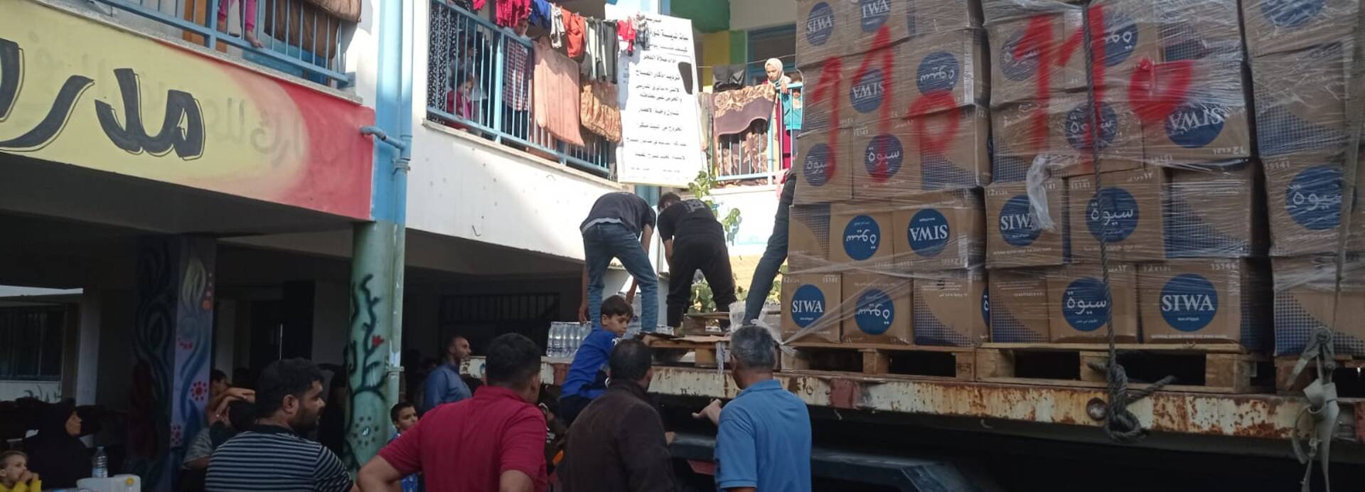 Helfer von Aktion gegen den Hunger verteilen Wasser in Gaza. Helfer von Aktion gegen den Hunger verteilen Wasser in Gaza.