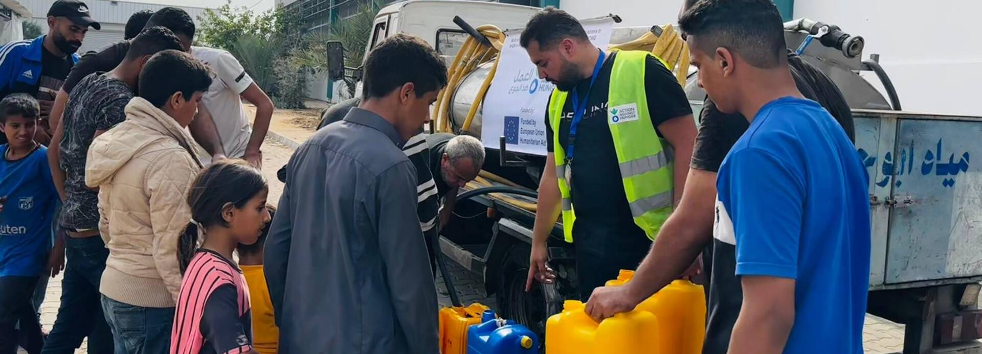 Unsere Teams in Gaza verteilen Trinkwasser an die Bevölkerung. Unsere Teams in Gaza verteilen Trinkwasser an die Bevölkerung.