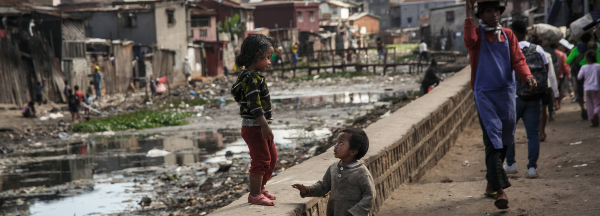 Kinder auf der Straße in Antananarivo, Madagaskar