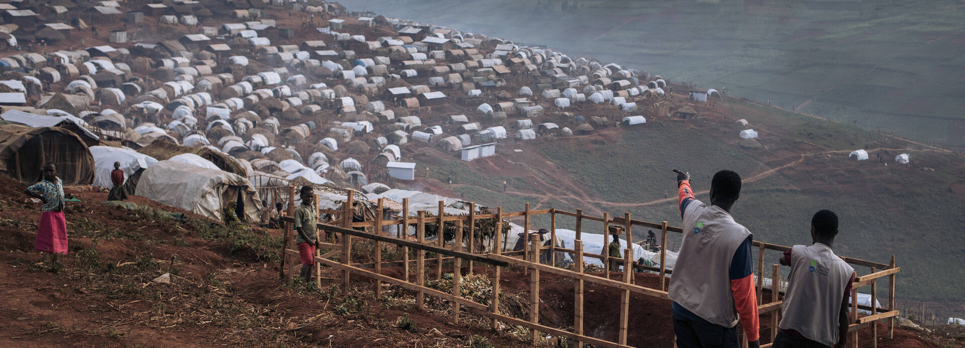 Mitarbeiter von Aktion gegen den Hunger stehen am Rande eines Geflüchtetencamps in der Demokratischen Republik Kongo Mitarbeiter von Aktion gegen den Hunger stehen am Rande eines Geflüchtetencamps in der Demokratischen Republik Kongo