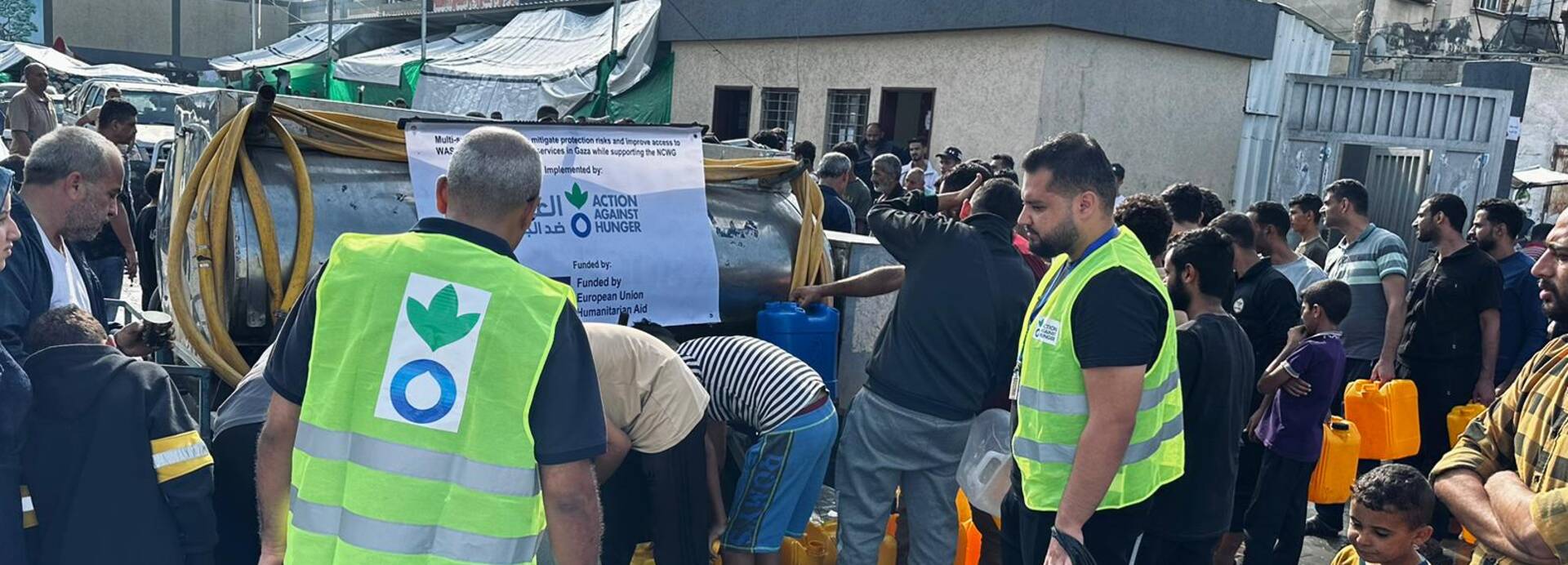 Humanitäre Helfer von Aktion gegen den Hunger beim Wasser Verteilen in Gaza.