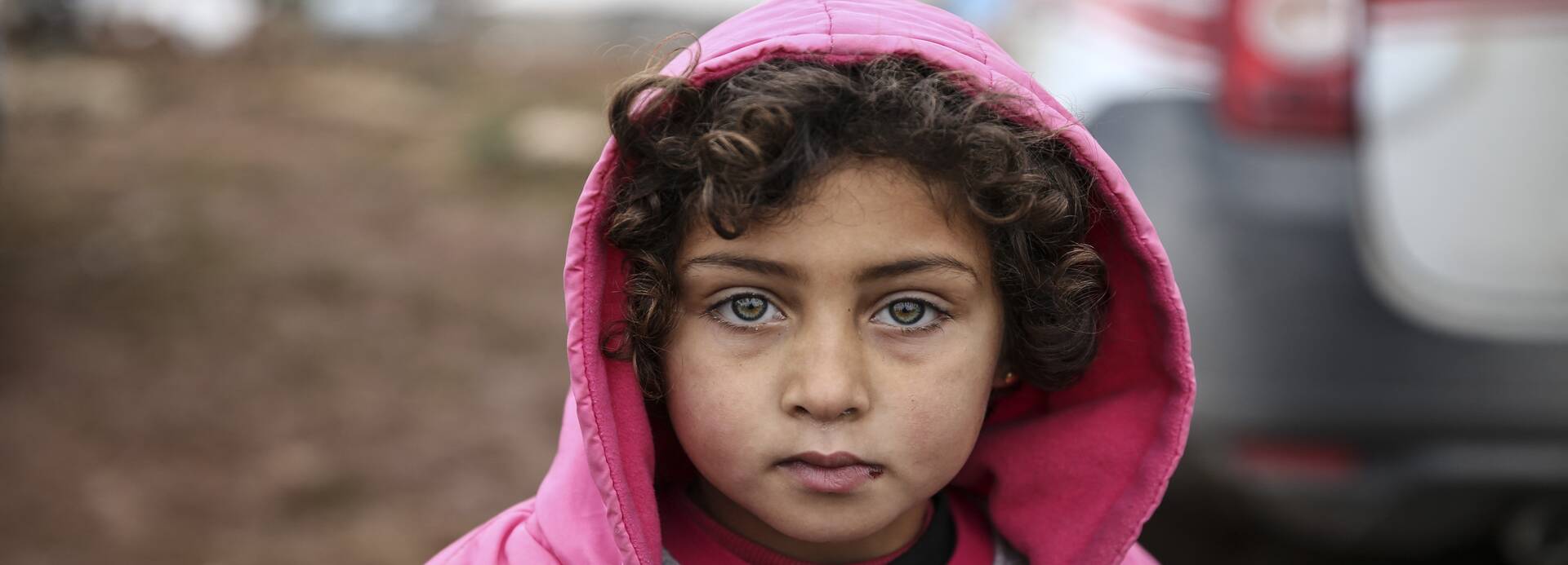 Frauen aus Kenia schlagen freudig ein, eine strahlt dabei in die Kamera.