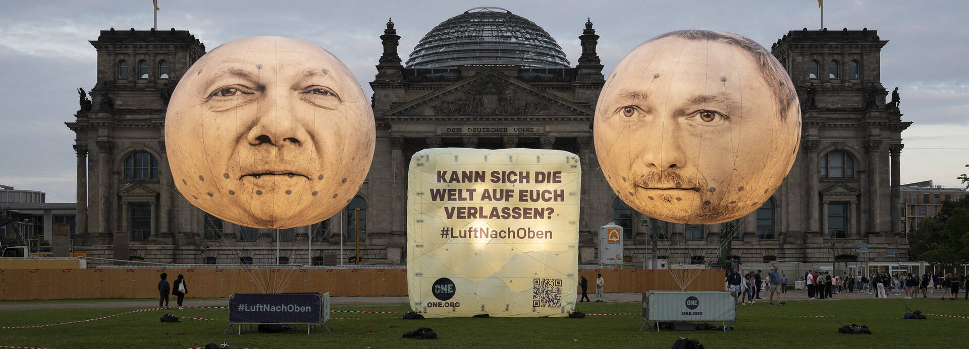 Ballons mit den Gesichtern von Olaf Scholz und Christian Lindner vor dem Reichstagsgebäude in Berlin: Kann sich die Welt auf euch verlassen? #LuftNachOben