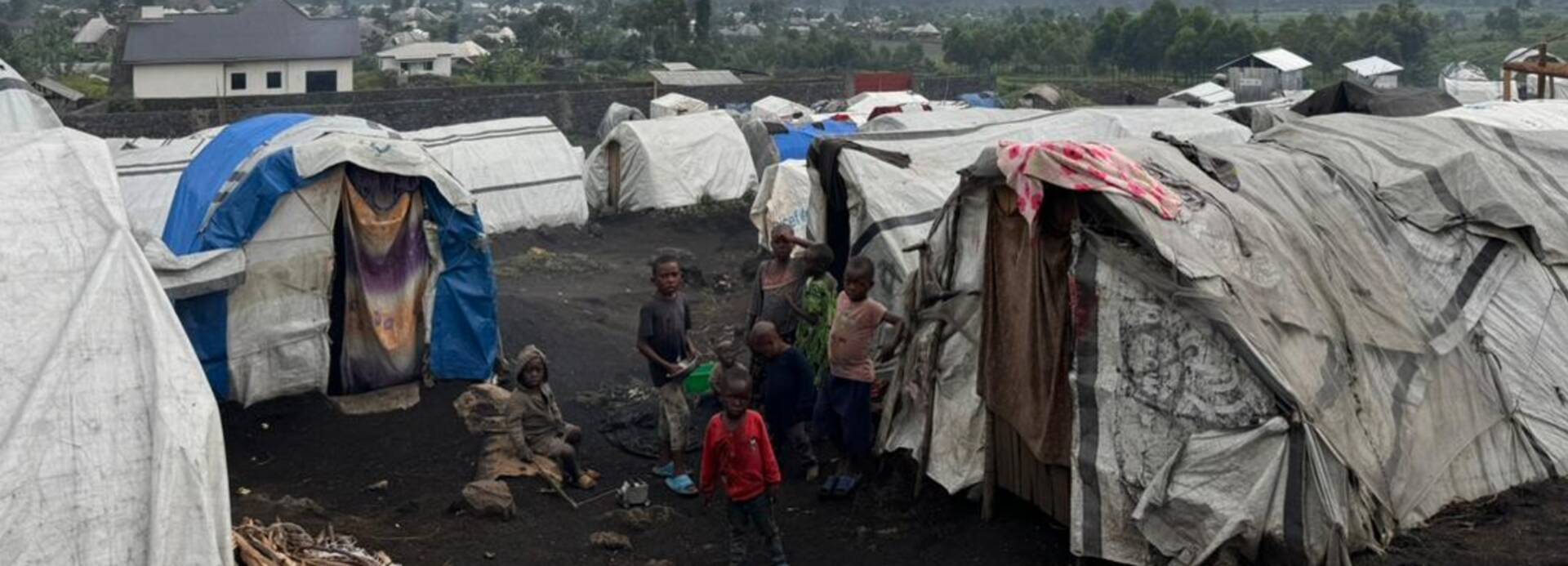 Ein Ausschnitt eines Vertriebenenlagers in der Nähe von Goma in der Demokratischen Republik Kongo. In der Mitte ist eine Familie zwischen Zelten zu sehen. 