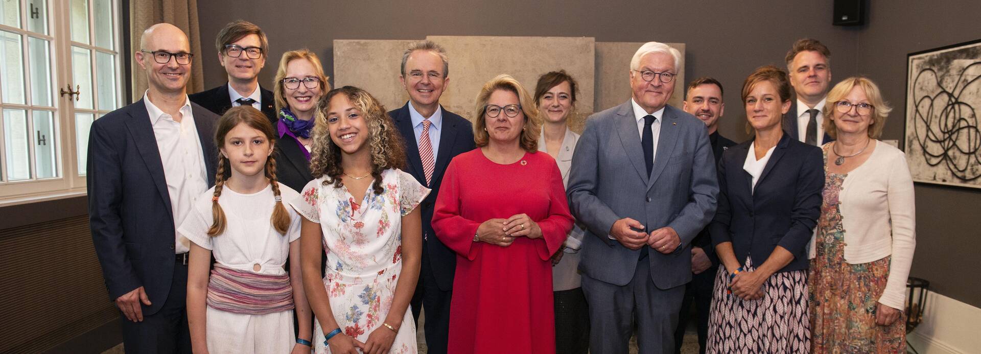Hintere Reihe, v.l.n.r. Marek Wallenfels, Director Bildung und Next Generation, Bertelsmann Stiftung Ralph Caspers, Moderator Katrin Weidemann, Vorstandsvorsitzende Kindernothilfe e.V. Dr. Jens Kreuter, Geschäftsführer Engagement Global Dr. Helene Mutschler, Geschäftsführerin Aktion gegen den Hunger e.V. Jost Neumann, Director Programmes der Tui Care Foundation Sven Haedecke, Public Affairs Manager Unternehmenskommunikation, Cornelsen Verlag GmbH Vordere Reihe, v.l.n.r.: Shayla Jolie & Filo, Song Contest-Gewinnerinnen 2023 Svenja Schulze, Bundesministerin für wirtschaftliche Zusammenarbeit und Entwicklung Frank-Walter Steinmeier, Bundespräsident Katharina Heil, ständige Vertreterin der Kultusministerkonferenz Marion Gutzmann, Vorstandsvorsitzende des Grundschulverbands e.V. (c) Engagement Global / Kolja Matzke Hintere Reihe, v.l.n.r. Marek Wallenfels, Director Bildung und Next Generation, Bertelsmann Stiftung Ralph Caspers, Moderator Katrin Weidemann, Vorstandsvorsitzende Kindernothilfe e.V. Dr. Jens Kreuter, Geschäftsführer Engagement Global Dr. Helene Mutschler, Geschäftsführerin Aktion gegen den Hunger e.V. Jost Neumann, Director Programmes der Tui Care Foundation Sven Haedecke, Public Affairs Manager Unternehmenskommunikation, Cornelsen Verlag GmbH Vordere Reihe, v.l.n.r.: Shayla Jolie & Filo, Song Contes