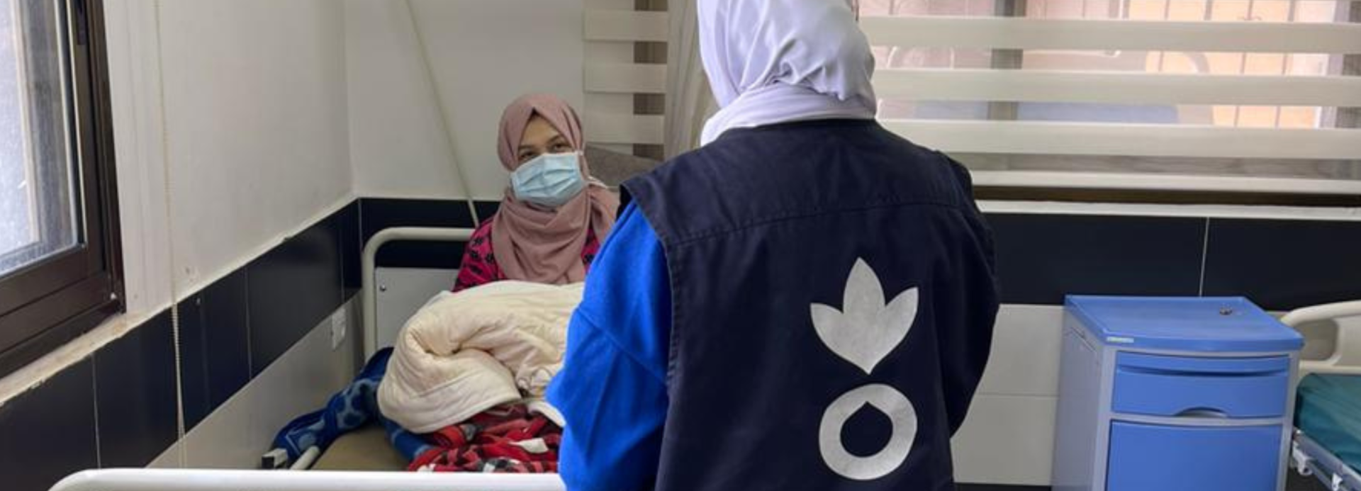 Eine Mitarbeiterin von Aktion gegen den Hunger spricht mit einer Frau in einem Krankenhaus in Gaza. Eine Mitarbeiterin von Aktion gegen den Hunger spricht mit einer Frau in einem Krankenhaus in Gaza.
