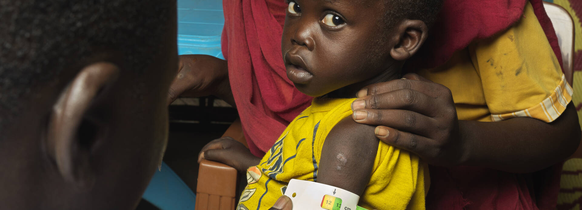 Der rote Messbereich des MUAC-Bands bedeutet akute Mangelernährung. Die Kinder sind in Lebensgefahr und müssen sofort medizinisch behandelt werden. Der rote Messbereich des MUAC-Bands bedeutet akute Mangelernährung. Die Kinder sind in Lebensgefahr und müssen sofort medizinisch behandelt werden.