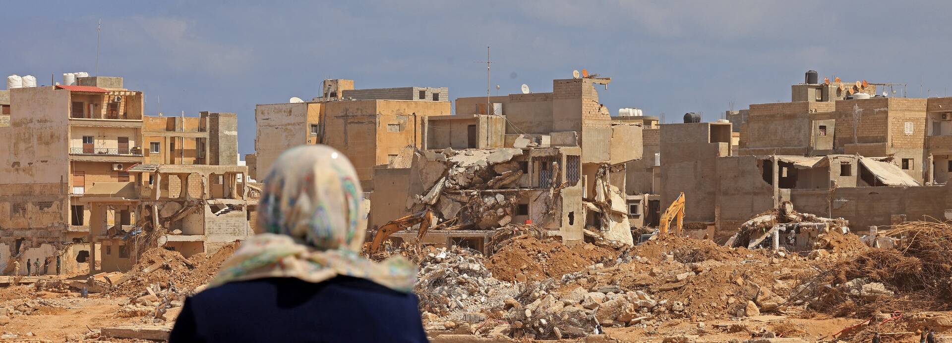 Eine Frau betrachtet Trümmer in Derna. Eine Frau betrachtet die Trümmer zerstörter Gebäude in Libyens östlicher Stadt Derna.