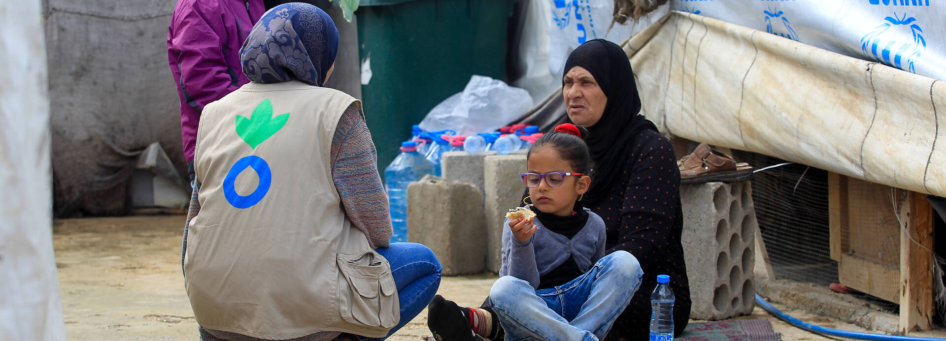 Ein Mitarbeiterin von Aktion gegen den Hunger spricht mit einer Geflüchtetenfamilie im Libanon. Ein Mitarbeiterin von Aktion gegen den Hunger spricht mit einer Geflüchtetenfamilie im Libanon.