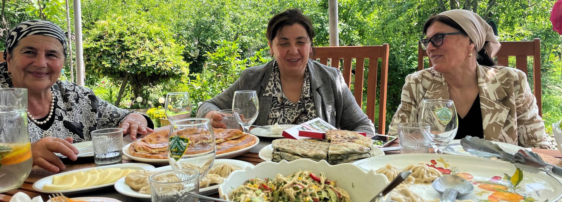 Vertreterinnen des Ältestenrats im Pankisi-Tal in Georgien Vertreterinnen des Ältestenrats im Pankisi-Tal in Georgien beim Mittagessen