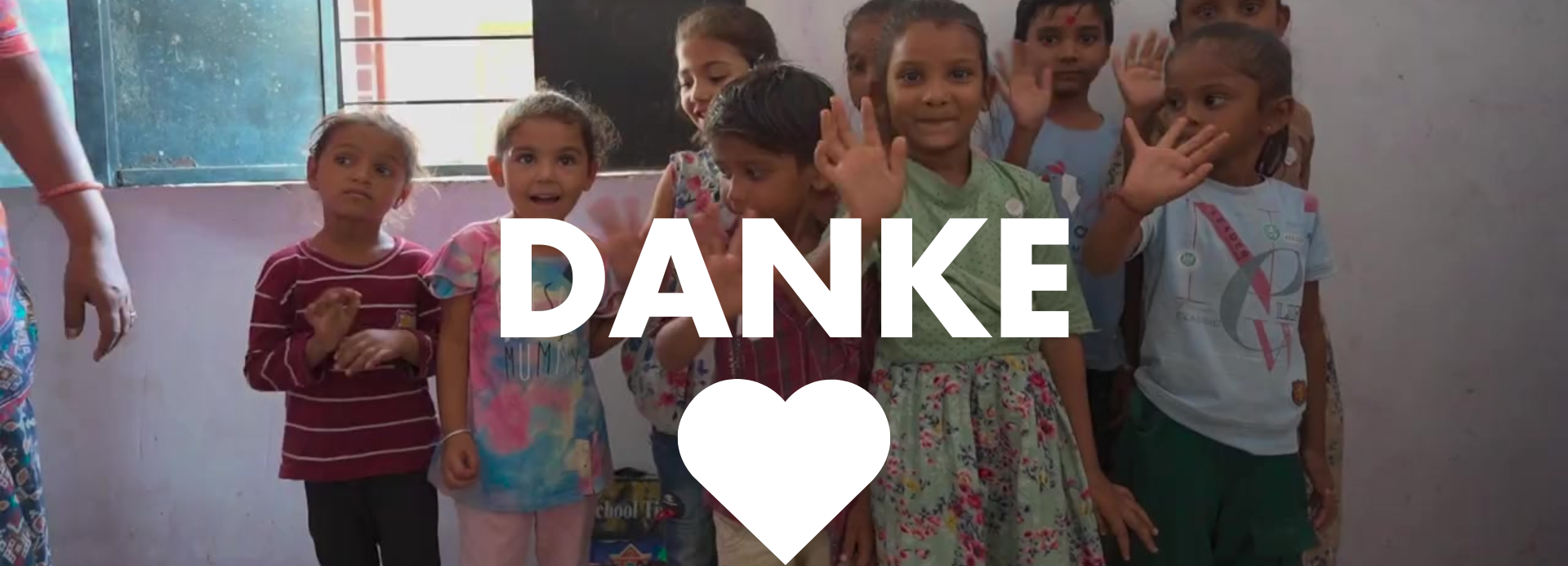 Kinder winken in die Kamera - DANKE Kinder winken in die Kamera - DANKE