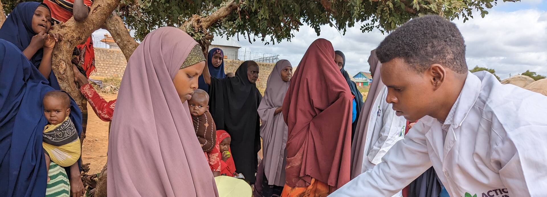 ACF-Projekt zur Ernährungssicherheit in Somalia Das Bild zeigt die Ausgabe von Nahrungsmitteln in Baidoa in Somalia.