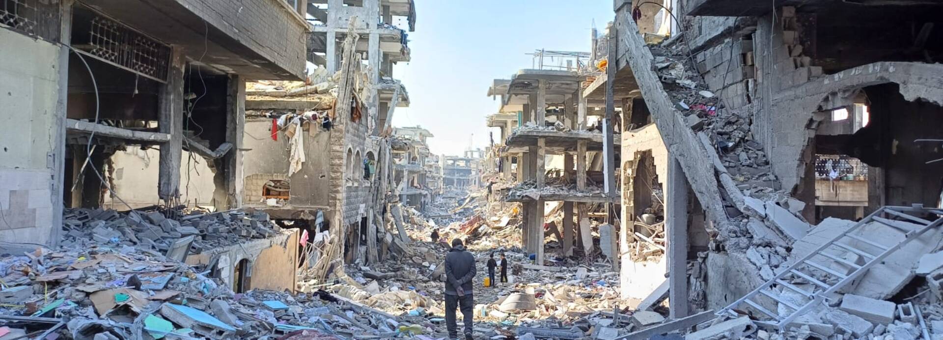 Eine Person läuft durch einen zerstörten Teil von Gaza-Stadt. Eine Person läuft während der Waffenruhe durch einen zerstörten Teil von Gaza-Stadt