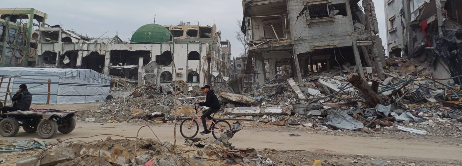 Eine Person fährt mit dem Fahrrad im Norden des Gazastreifens. Eine Person fährt mit dem Fahrrad im Norden des Gazastreifens.