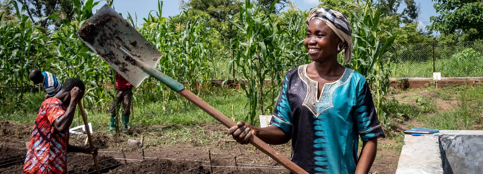 Teilnehmende des von Aktion gegen den Hunger unterstützten Projekts "Rural Agricultural Training Centre" (CFAR) lernen Landparzellen zu organisieren Teilnehmende des von Aktion gegen den Hunger unterstützten Projekts "Rural Agricultural Training Centre" (CFAR) lernen Landparzellen zu organisieren