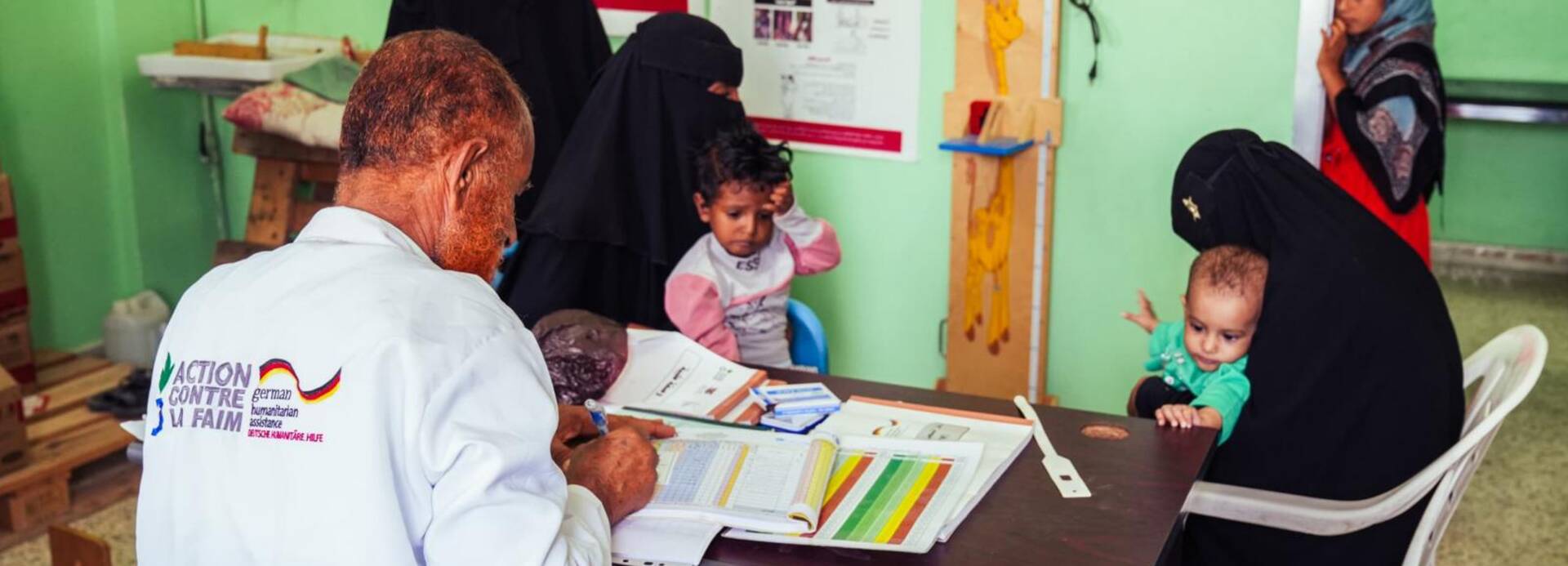 Mütter und ihre Kinder bei einem Arztbesuch in einem Gesundheitszentrum von Aktion gegen den Hunger im Jemen