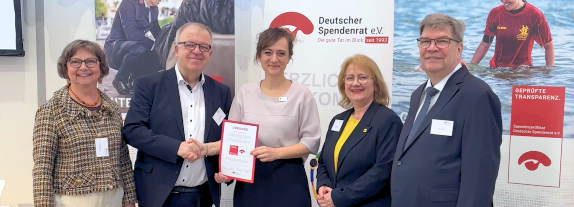 Geschäftsführerin Dr. Helene Mutschler nimmt das Zertifikat des Deutschen Spendenrats entgegen.