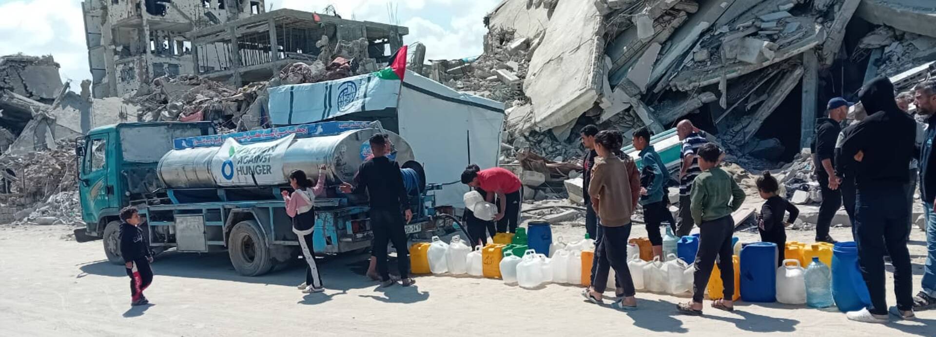 Wassertank in Gaza vor zerstörten Gebäuden im April 2025 Wassertank in Gaza vor zerstörten Gebäuden im April 2025