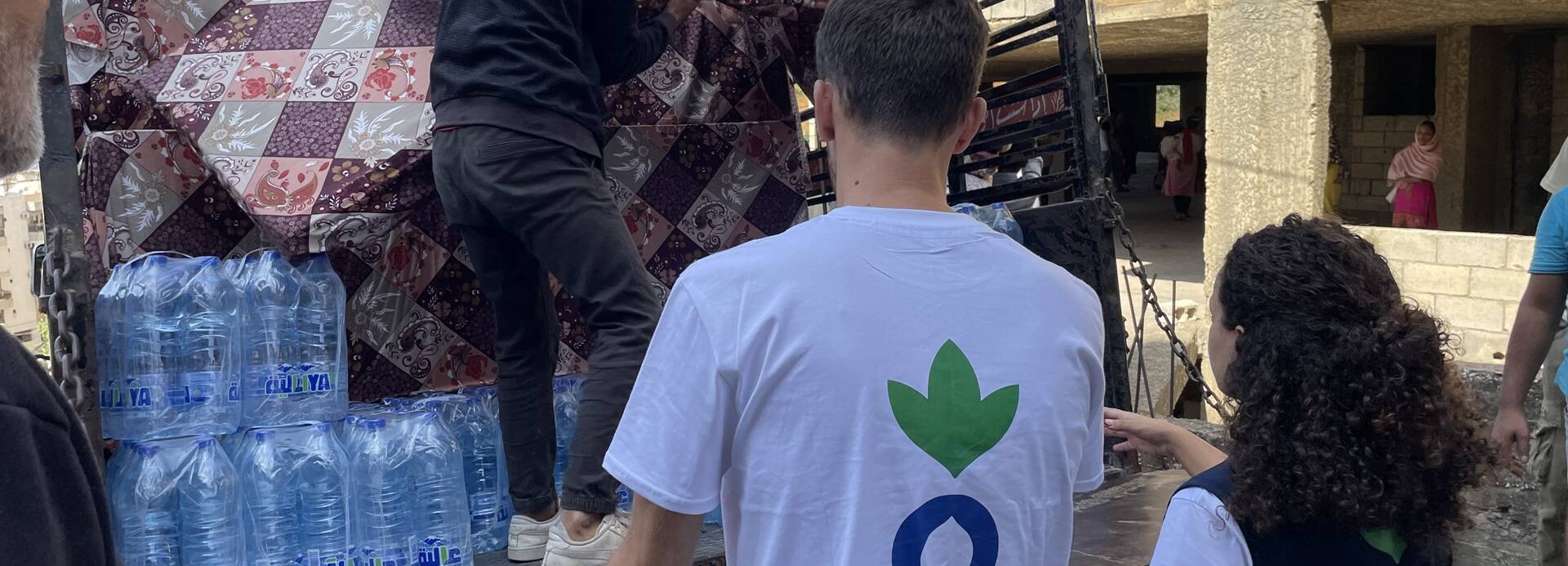 Unsere lokalen Teams verteilen die wichtigsten Hilfsgüter und Wasser in einer Sammelunterkunft für vertriebene Menschen in Hadath, Libanon. Unsere lokalen Teams verteilen die wichtigsten Hilfsgüter und Wasser in einer Sammelunterkunft für vertriebene Menschen in Hadath, Libanon.